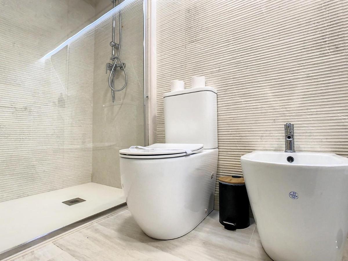 Apartcity Triana Sevilla Bagian luar foto