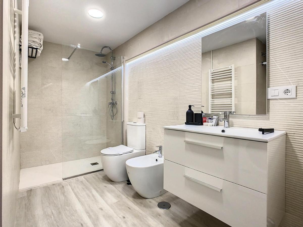 Apartcity Triana Sevilla Bagian luar foto