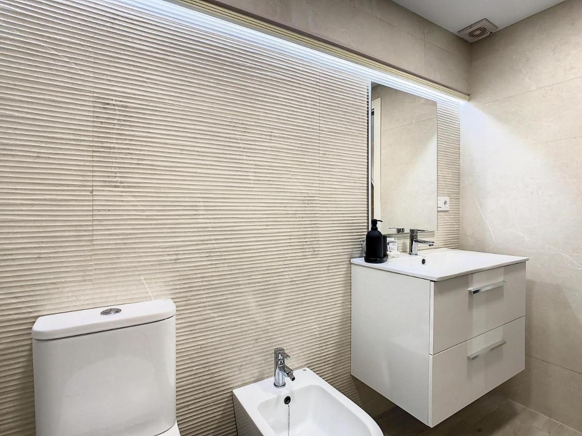 Apartcity Triana Sevilla Bagian luar foto