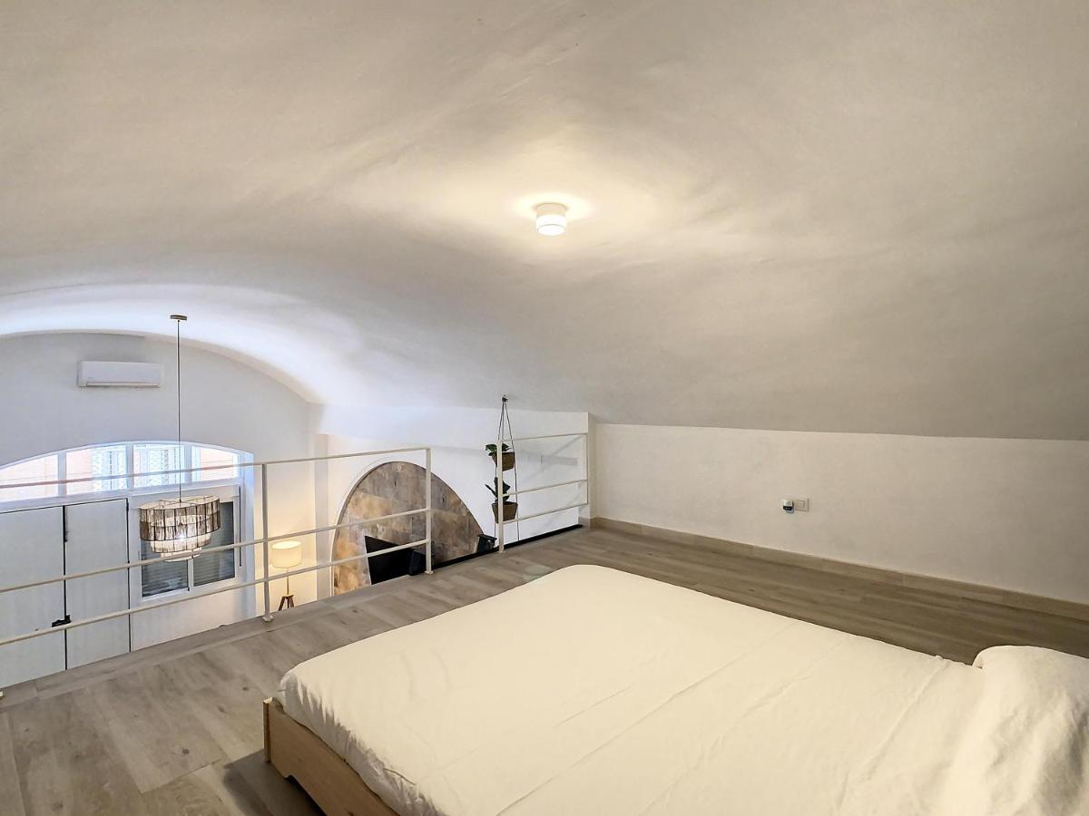 Apartcity Triana Sevilla Bagian luar foto