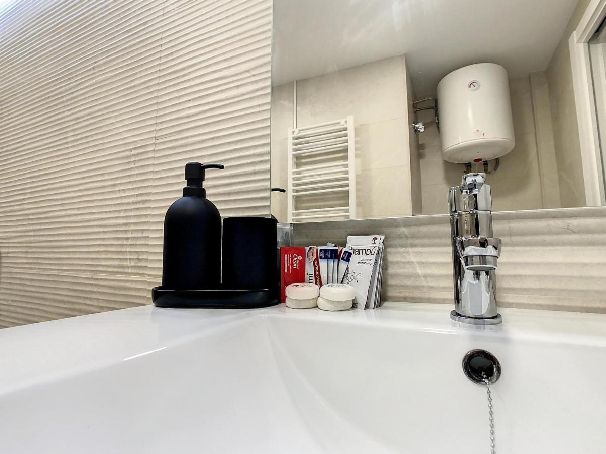 Apartcity Triana Sevilla Bagian luar foto